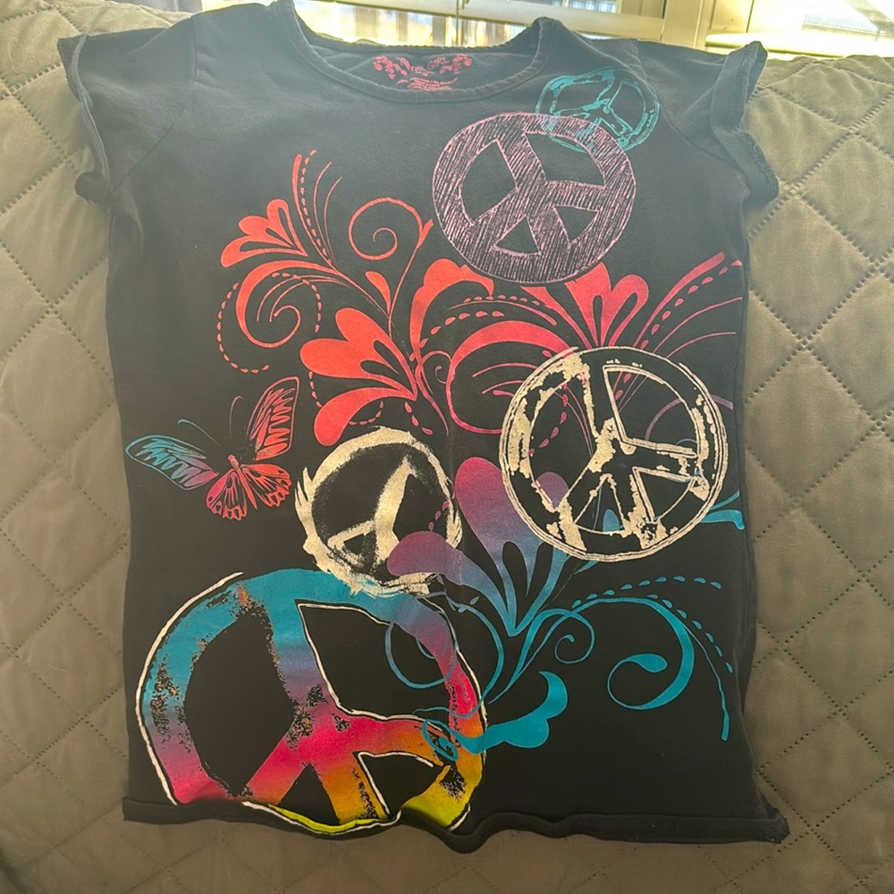 Girls Total Girls black short sleeve graphic tee with flowers/peace signs size 5